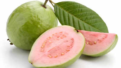 4 types of people who should avoid eating guava know its side effects and risks.jpg
