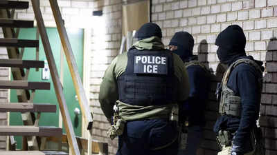 Federal agents wearing masks.jpg