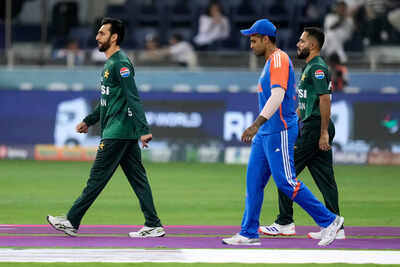 India chooses to bowl first against pakistan in cricket39s asia cup final no handshakes at toss.jpg