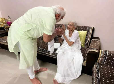 Prime minister modi leads funeral procession of mother heeraben pays emotional tribute to her.jpg