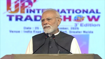 Prime minister narendra modi addresses the gathering during the inauguration of uttar pradesh international trade show 2025 in greater noida.jpg