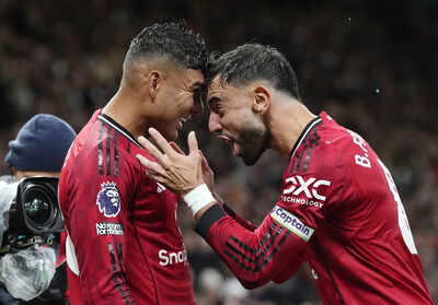 Sanchez and casemiro sent off in a wild first half between man united and chelsea.jpg