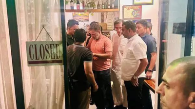 Surprise customer at gurgaon pizzeria.jpg