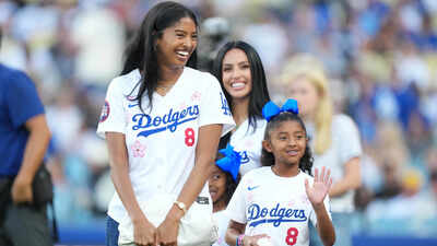 1761838337 vanessa bryant with her daughters.jpg