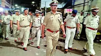 Dgp y b khurania and other officers in cuttack on sunday.jpg