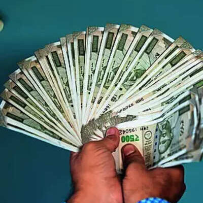 Govt sets up 3 member panel to revise pay pension for 12cr.jpg