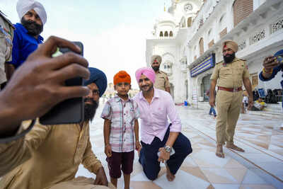Harbhajan singh at golden temple.jpg
