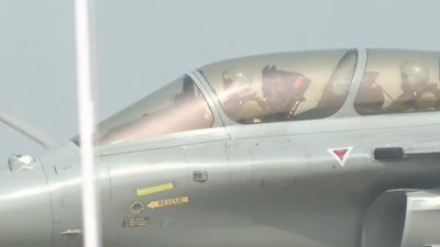 Prez murmu flies in rafale jet.jpg