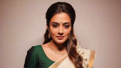 Priyamani.jpg