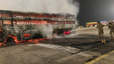 Sleeper bus caught fire on the agra lucknow expressway.jpg