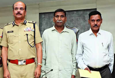 Top maoists surrender in hyd.jpg