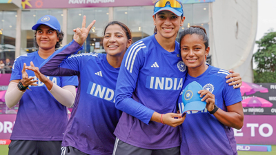 Uma chetry and smriti mandhana.jpg