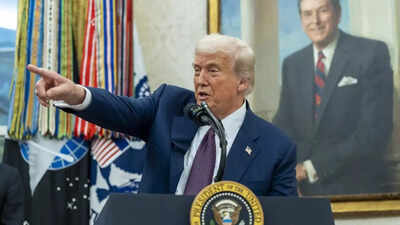 Another assassination threat? Trump boards AF1 using small stairs after secret service found hunting stand near president’s airplane Us president donald trump.jpg