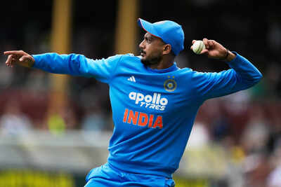 1763012789 axar patel.jpg