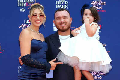 Alejandro kirk with his family.jpg