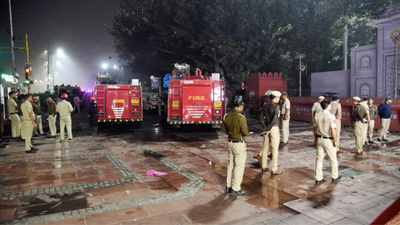 Firetenders and delhi police personnel at the spot after an explosion in a car near the red fort.jpg