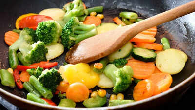 Foods to eat and avoid after colon cancer treatment.jpg