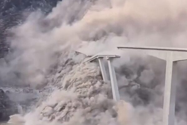 Hongqi bridge collapses.jpg