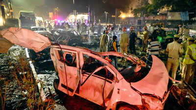 Lal qila blast with three occupants in i20 car does it rule out a fidayeen attack.jpg