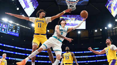 Lamelo ball39s layup vs the los angeles lakers.jpg