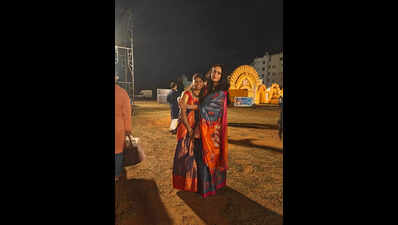 Lead shweta chatterjee with her maid padma.jpg