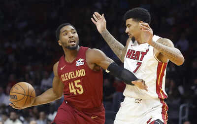 Miami heat center kel39el ware 7 defends cleveland cavaliers guard donovan mitchell 45.jpg