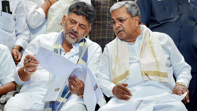 Siddaramaiah vs dk shivakumar.jpg