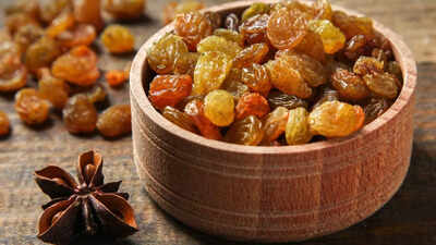 Soaked vs dried raisins health benefits nutritional value digestive support and which is healthier.jpg
