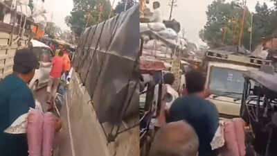 The footage highlights the difficulties faced by citizens in critical situations when ambulances are unable to navigate through congested roads.jpg