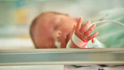 Why some babies are born with 6 fingers understanding polydactyly and when treatment is needed.jpg