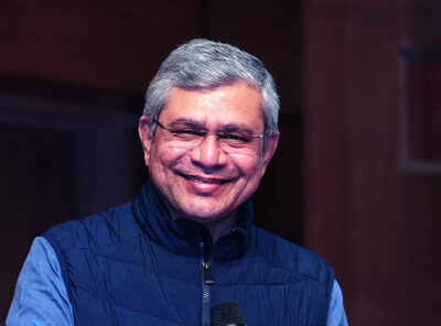 Census will be conducted in two phases says vaishnaw.jpg