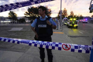 Photos show australians mourning the victims of the hanukkah attack on bondi beach.jpg