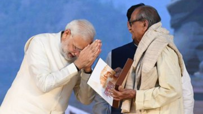 Pm modi with ram sutar.jpg