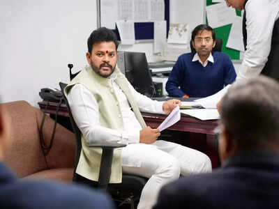 Ram mohan naidu reviews aviation ministry39s control room amid indigo flight cancellations and delays.jpg