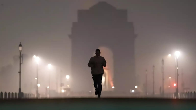Severe smog chokes delhi.jpg