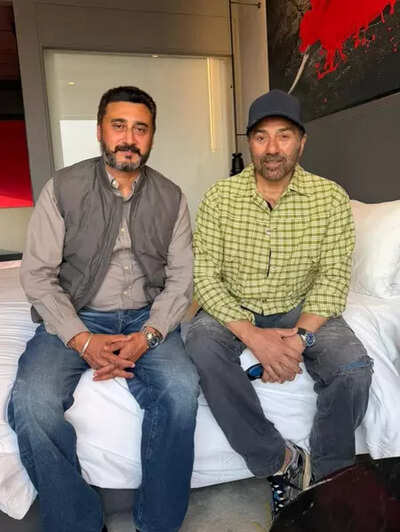 Sunny deol meets the family of pvc flying officer nirmal jit singh sekhon.jpg