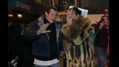 Dua lipa paparazzi paris 1.jpg