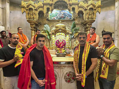 Gautam gambhir at siddhivinayak temple.jpg