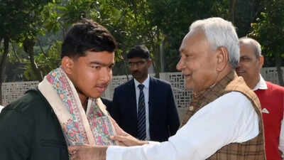 Vaibhav sooryavanshi meets bihar cm nitish kumar.jpg