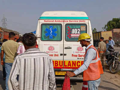 5 women 3 kids dead as pickup truck carrying devotees rams into trailer in kaushambi.jpg