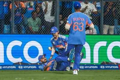 Axar patel catch.jpg