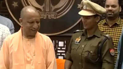 Cm yogi adityanath with cricketer deepti sharma.jpg