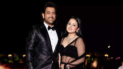 Ms dhoni with wife sakshi pti photo.jpg