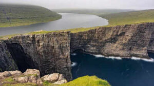 Science behind the faroe islands largest lake that appears to float above the atlantic ocean.jpg