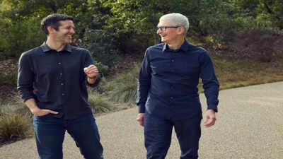 1776831029 tim cook and john ternus at apple park.jpg