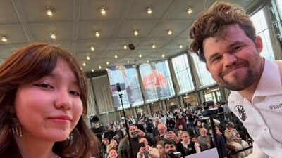 Alua nurman took a selfie with magnus carlsen photo from chessbaseindia.jpg