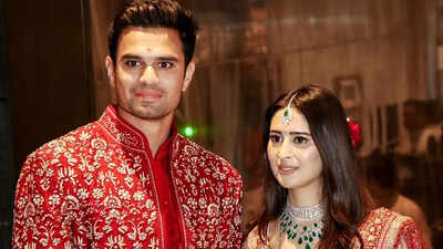 Arjun tendulkar and wife saaniya pti photo.jpg