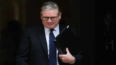 Fired former uk official says he felt political pressure to approve mandelson as us ambassador.jpg