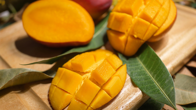 How to protect mangoes at home using paper bags without sprays or harmful chemicals.jpg