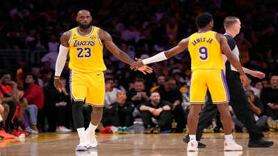 Kennard scores 27 lebron leads lakers to surprising 107 98 win over rockets in playoff opener.jpg
